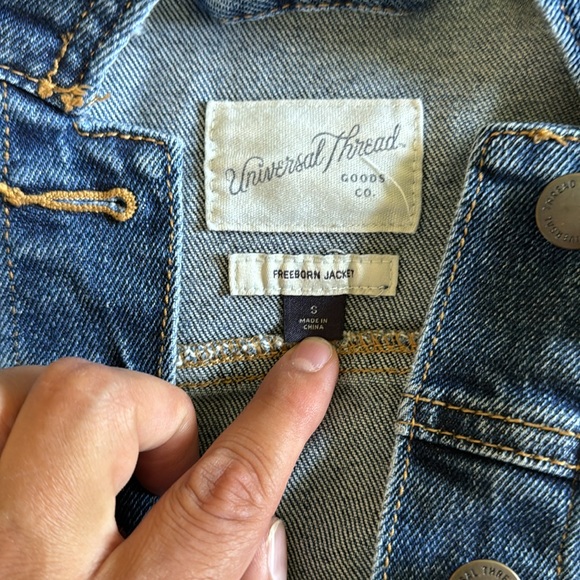 Universal Thread denim jean jacket size small in excellent condition. - Picture 2 of 4